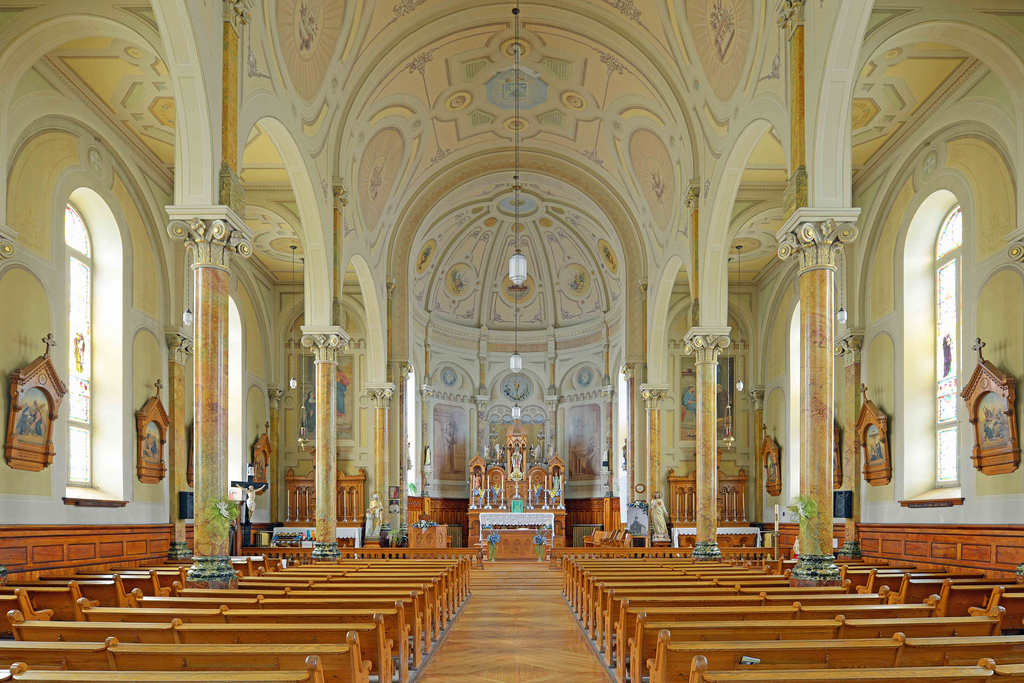 Photo intérieure de l'église de Fournier prise de l'arrière