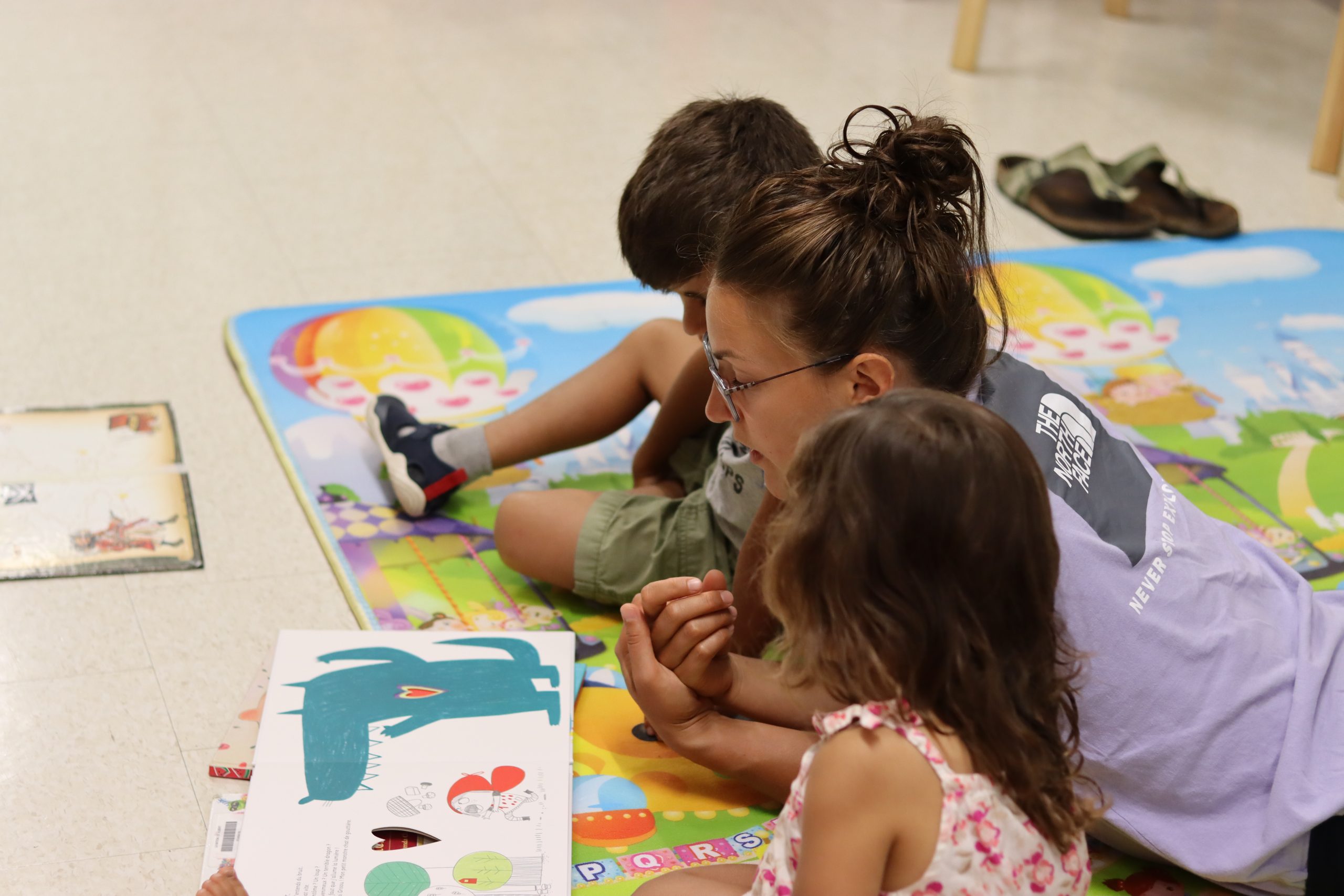Mother reading to her children at the St-Albert Library Branch.