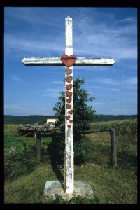 Croix de chemin blanche et rouge