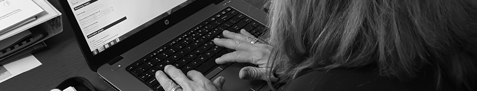 Femme au clavier d'ordinateur