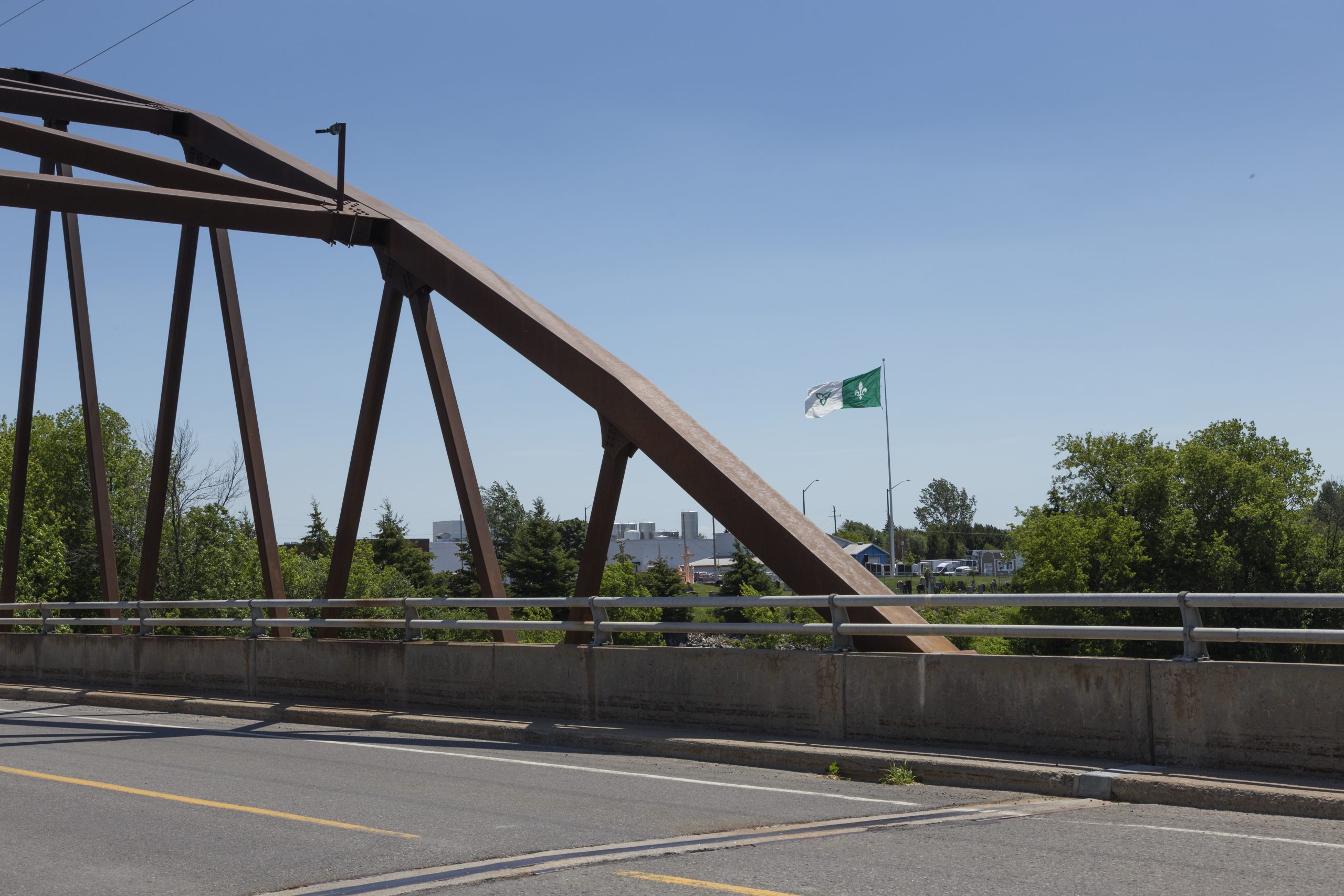 View of the franco-ontarien flag as seen from the St-Albert Bridge